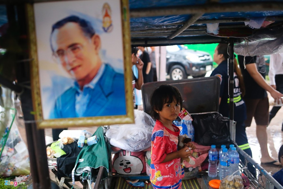 Chum anh nguoi Thai doi mua cho vieng Quoc vuong Bhumibol-Hinh-6